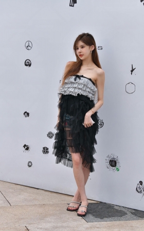 美丽白皙抹胸裙小姐姐 [21P]