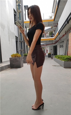 （视频）褐色皮短裙丝袜美女