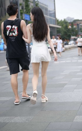 街拍喜欢穿R丝的骨感小女友~ [23P]