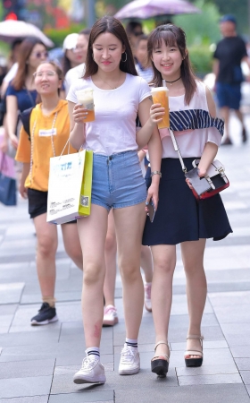 看着令人很舒服热裤大白腿MM [21P]