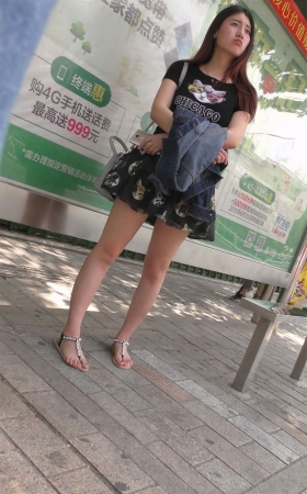高挑女孩的脚丫，当然也是骨感修长