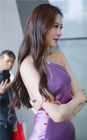 丝滑的长裙美女