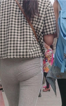 灰色紧身裤妹子