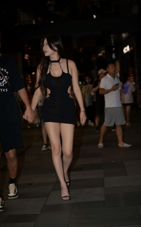 夜拍紧身超短裙性感美女 [21P]
