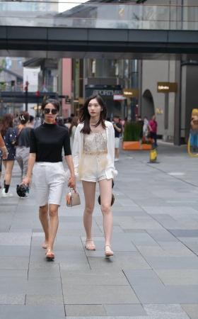街拍白嫩气质小仙女 [16P]