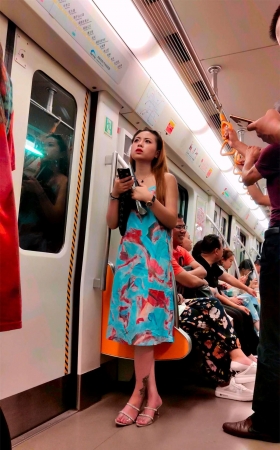 地铁上的长裙美女