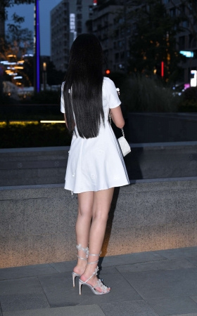 街拍打扮精致的白裙女孩儿 [23P]