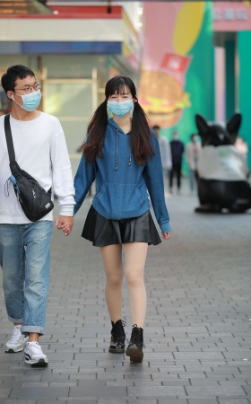 四九城嘎子街拍作品 – 皮裙肉丝女友