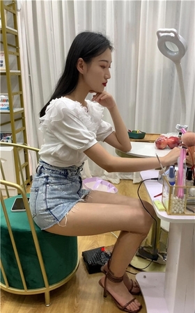 （视频）做美甲的美女