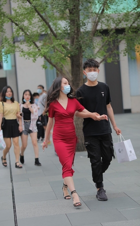 修身红裙展现女人味