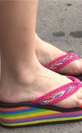 精美玉足美女的松糕鞋，五颜六色真漂亮啊。