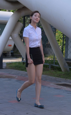 一只麋鹿摄影作品 – 黑色制服包臀裙美女