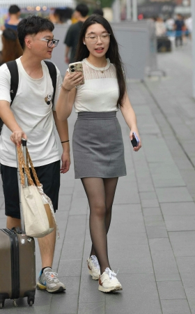25224-2=71√步行街的黑丝女孩 8P