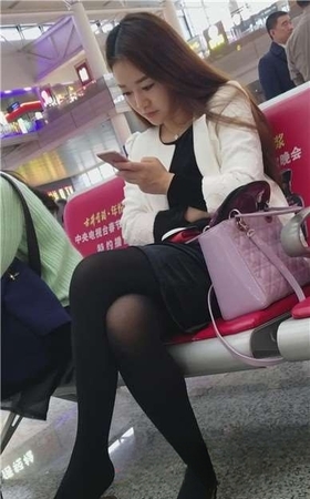4K – 候车室拍摄优雅的长发少f