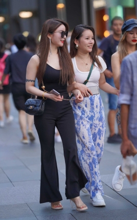 姑娘有点皮 爱吐小舌头 [16P]