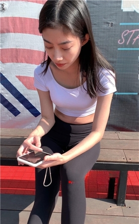 （视频）黑色瑜伽裤女孩
