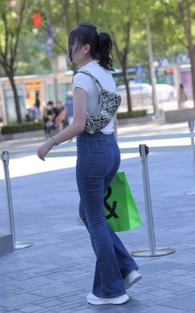 恬静的牛仔裤美女 [20P]