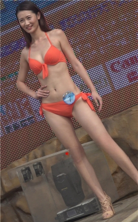 桔红色比基尼纤细身材高校美女