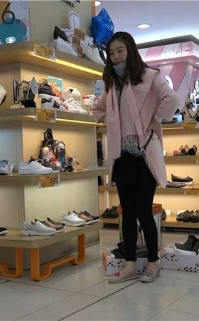 4K – 美女这雪白的脚丫一看就是长期穿高跟鞋 [1.48 GB/MP4]