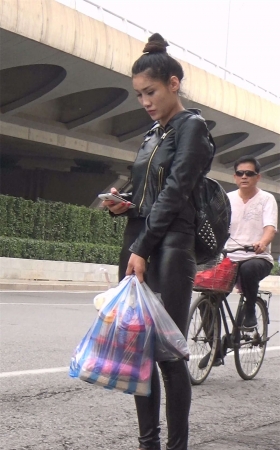 皮裤女子等车