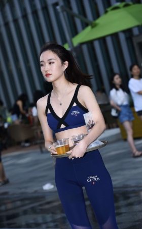 推销新品啤酒的妹妹 [23P]