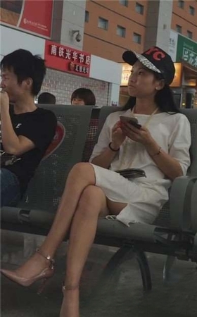候车室坐对面超美长腿高跟鞋美眉，的确漂亮。