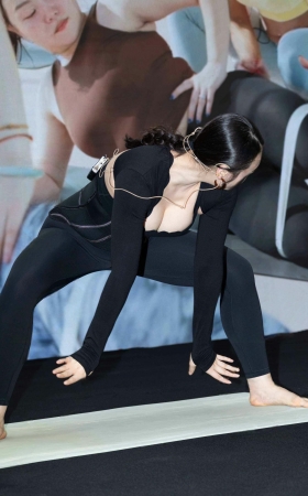 LB788-194P国际健身展-丰满普拉提女神的爆乳玉足（光脚穿袜） 11P