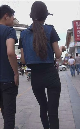 街拍身材娇小的黑色紧身裤妹纸 [3.51 GB]
