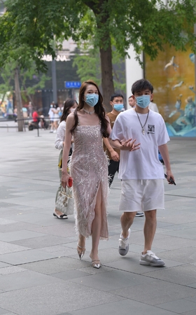 2257-18+121/高挑靓丽的美少妇