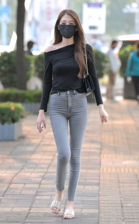 灰色紧牛美美女 [24P]