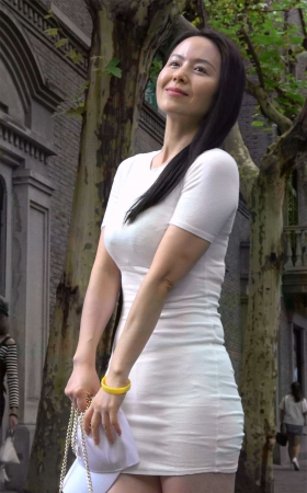 凹凸有致的白色紧身超短裙美女