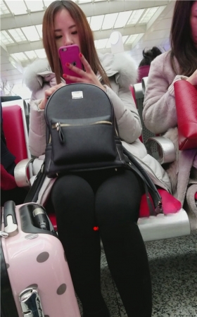 玩手机的小美女