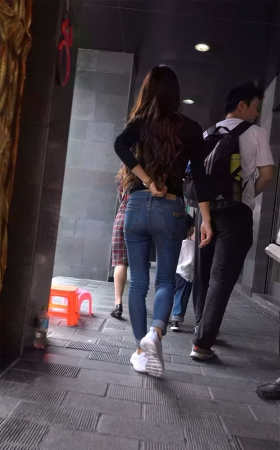 极品紧绷蓝色牛仔裤漂亮美女