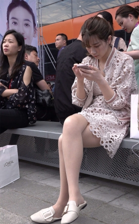 精致的脸庞镂空裙肉丝美女