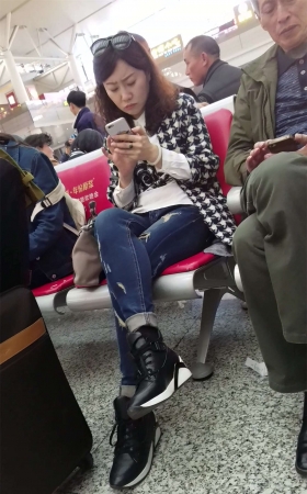 牛仔长裤美女等车呢