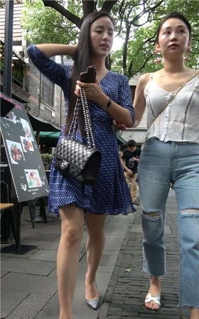4K 气质性感街拍美女姐妹
