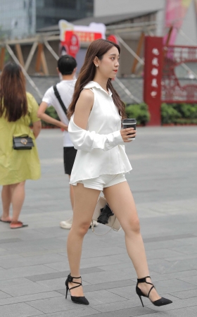 漂亮美眉 [19P]