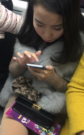 街拍肉丝靴子MM