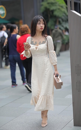 大眼美眉