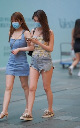 热裤美眉