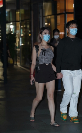 白皙的美腿被蚊子叮了几个包 [19P]