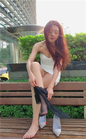 性感的白裙小姐姐
