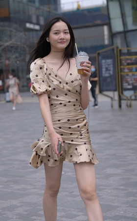 [一只麋鹿专区] 斑点包臀裙长腿美女 【图片➕视频】 [10P]