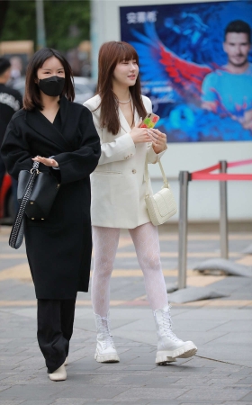 四九城嘎子街拍作品 – 白色蕾丝袜小美女