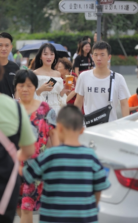 人群中的美腿仙女
