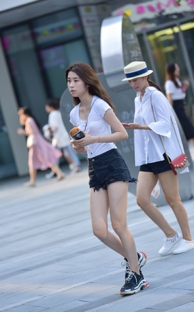 长腿热裤美眉