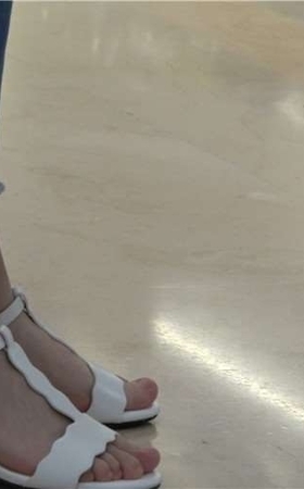 4k-白嫩美足紧身牛仔裤妹子鞋店试鞋