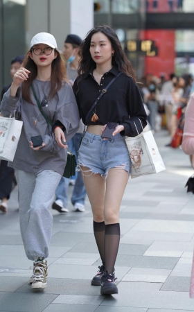 街拍热裤长筒袜美眉 [10P]