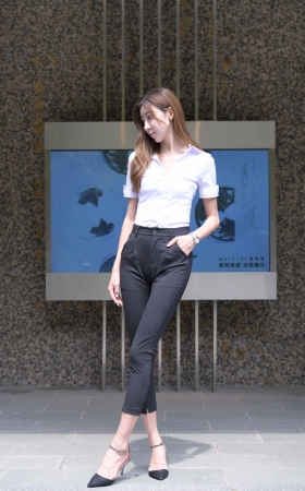 黑色西裤美女