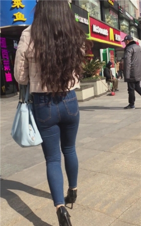 紧身牛仔裤长发妹子